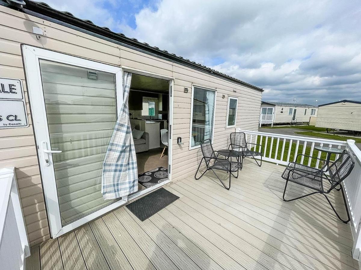 Hotel Caravan With Decking At Martello Beach Nearby Clacton-On-Sea Ref 29017Kv Exterior foto