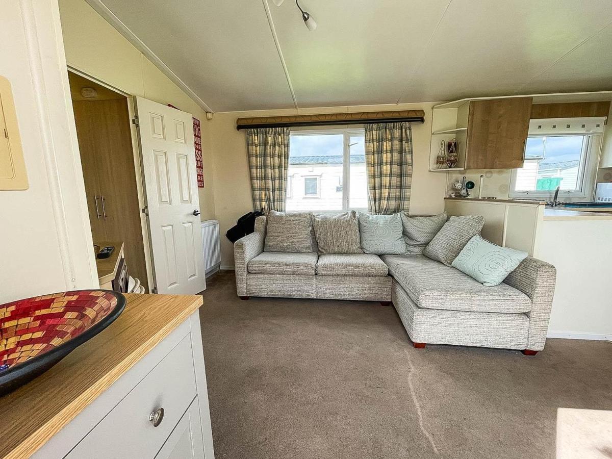 Hotel Caravan With Decking At Martello Beach Nearby Clacton-On-Sea Ref 29017Kv Exterior foto