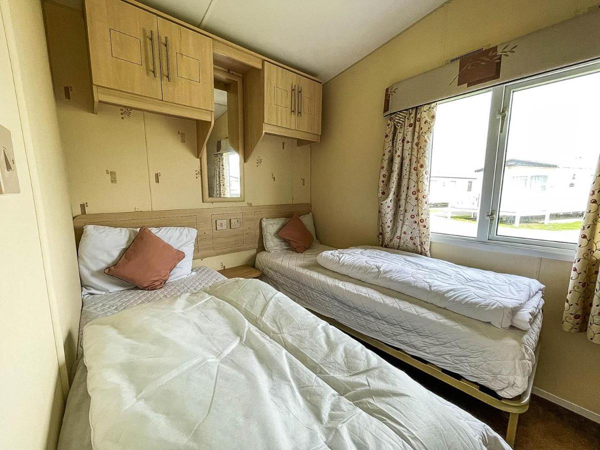 Hotel Caravan With Decking At Martello Beach Nearby Clacton-On-Sea Ref 29017Kv Exterior foto